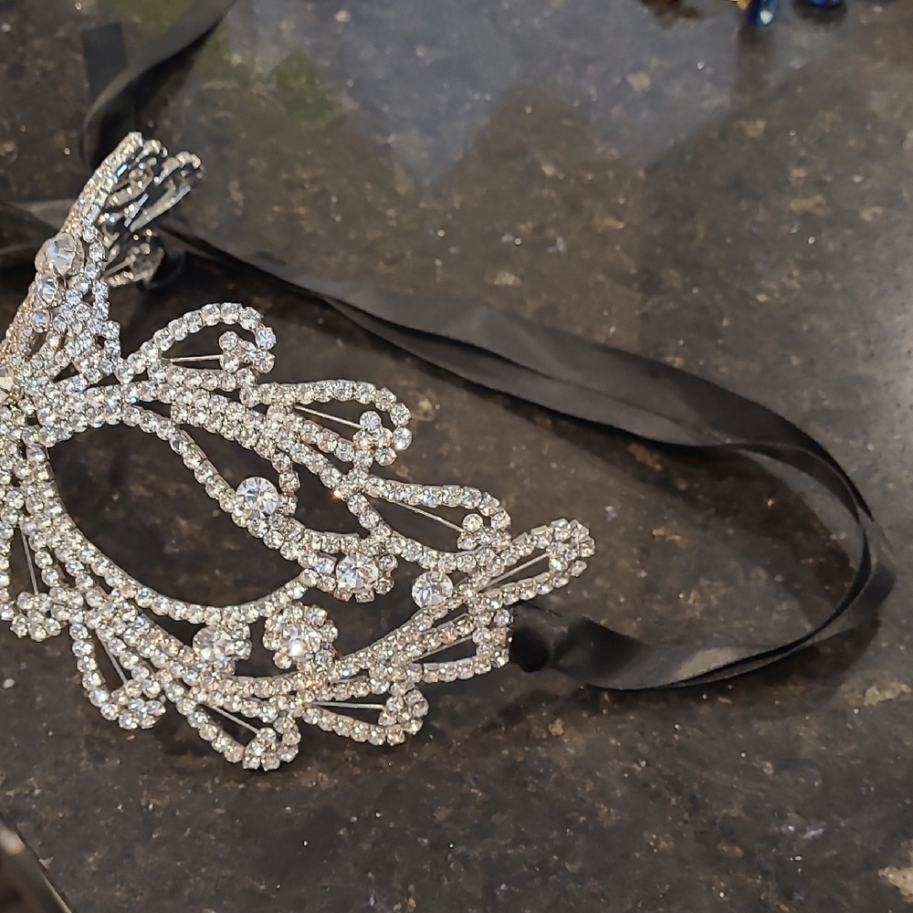 Elegant Silver Rhinestone Mask - Picture 2 of 7